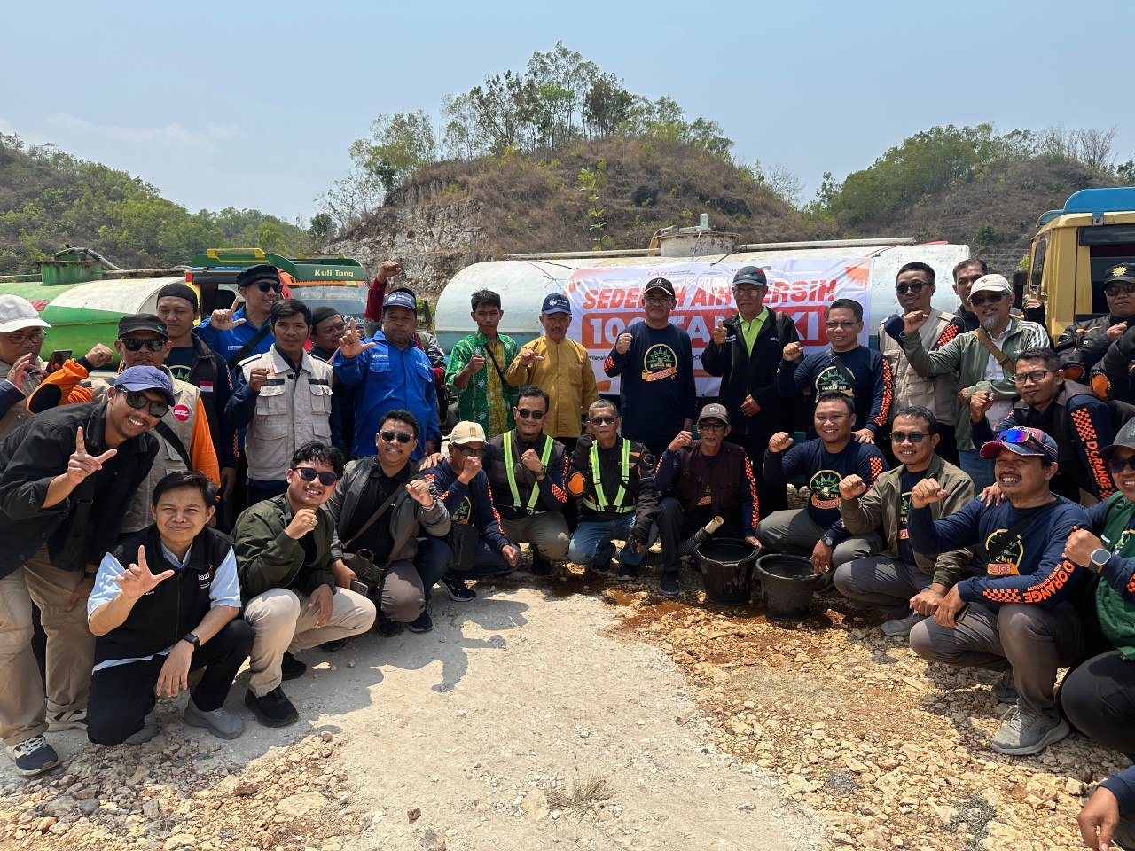 Relawan dan warga berfoto bersama armada tangki bantuan air bersih di Gunungkidul