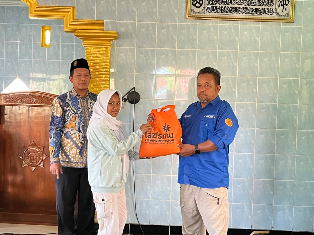 Penyerahan simbolis paket sembako Lazismu RS PKU Muhammadiyah di Masjid Al Huda Tirisan Rongkop